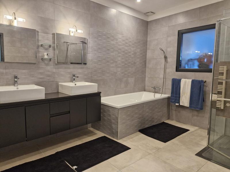 Maison - 256 m² - 9 pièces