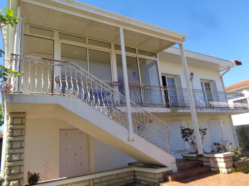 Maison - 210 m² - 12 pièces