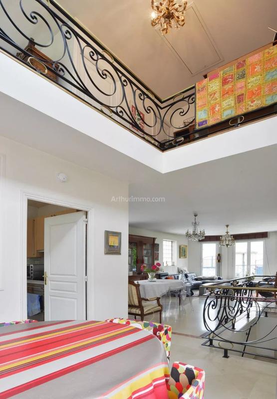 Maison - 207 m² - 8 pièces