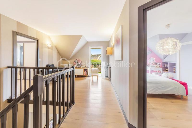 Maison - 305 m² - 8 pièces