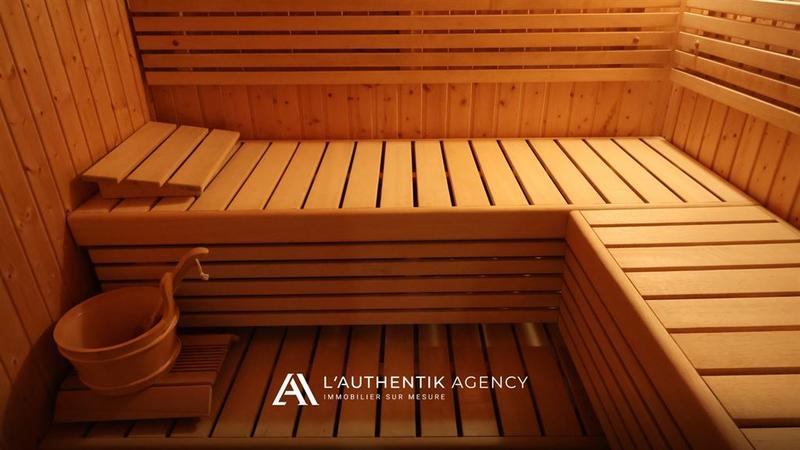 Maison - 223 m² - 9 pièces