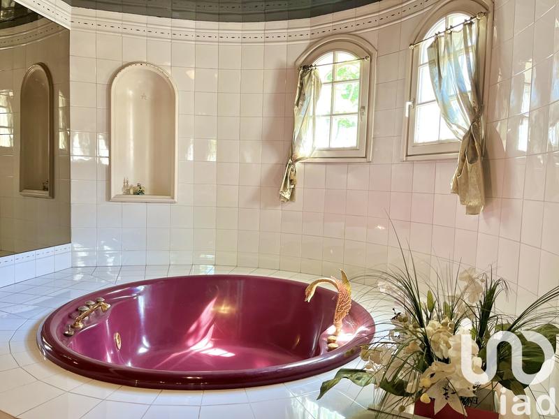 Maison - 334 m² - 9 pièces