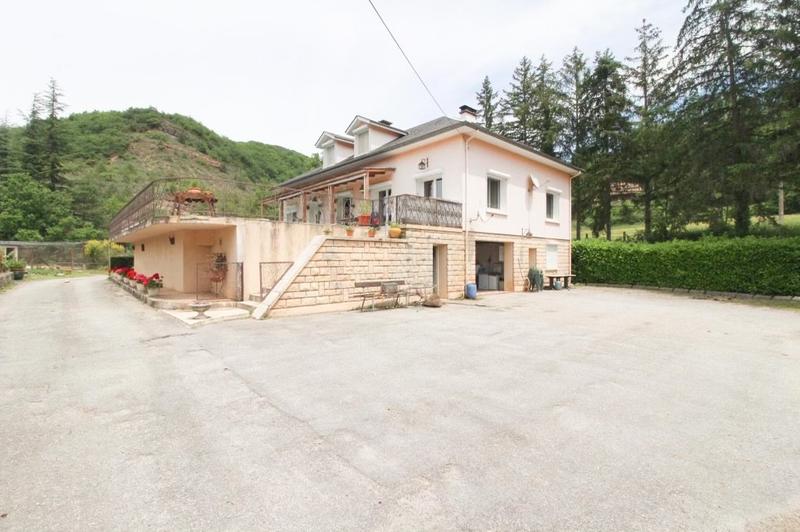 Maison - 276 m² - 6 pièces