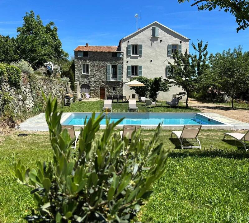 Maison - 227 m² - 9 pièces