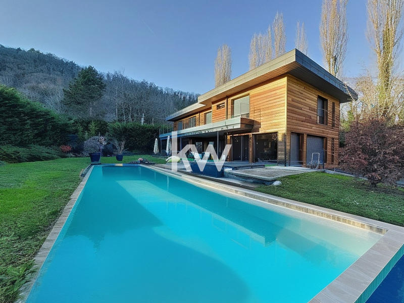 Maison - 335 m² - 7 pièces