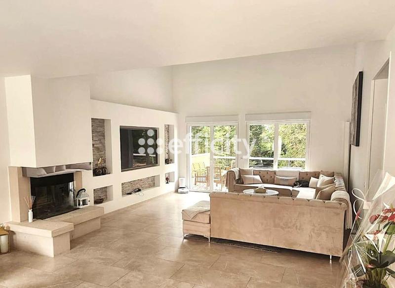 Maison - 349 m² - 9 pièces