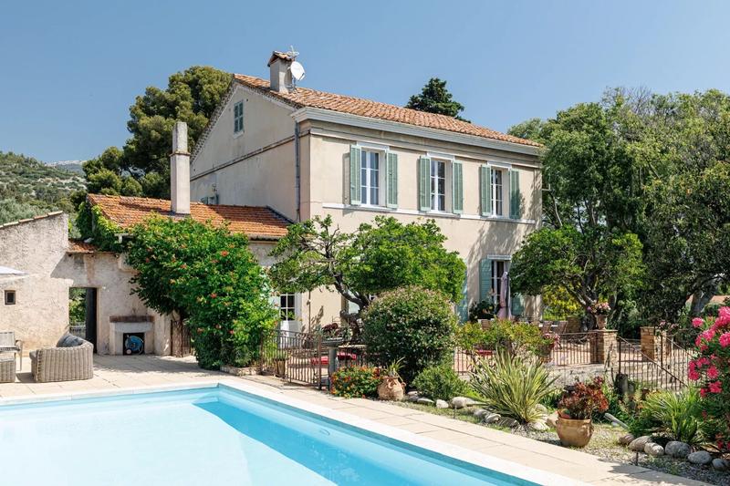 Propriété - 564 m² - 16 pièces