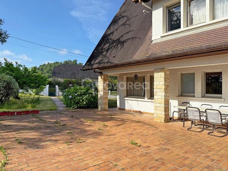 Maison - 241 m² - 8 pièces