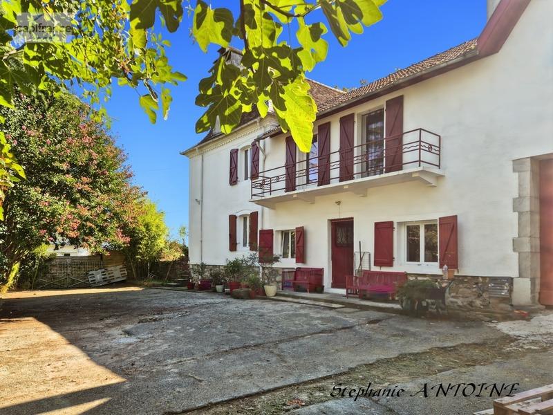 Maison - 284 m² - 9 pièces