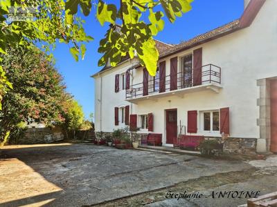 Maison - 284 m² - 9 pièces