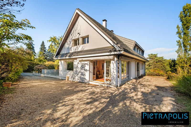 Maison - 250 m² - 8 pièces