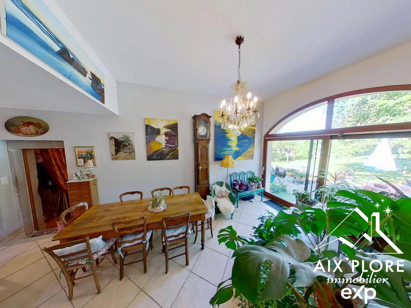 Maison traditionnelle - 248 m² - 7 pièces