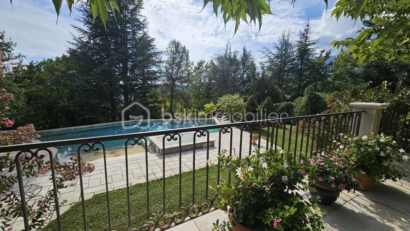 Propriété - 212 m² - 10 pièces