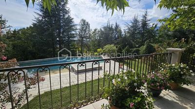 Propriété - 212 m² - 10 pièces