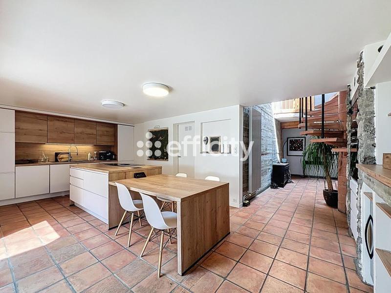 Maison - 243 m² - 5 pièces