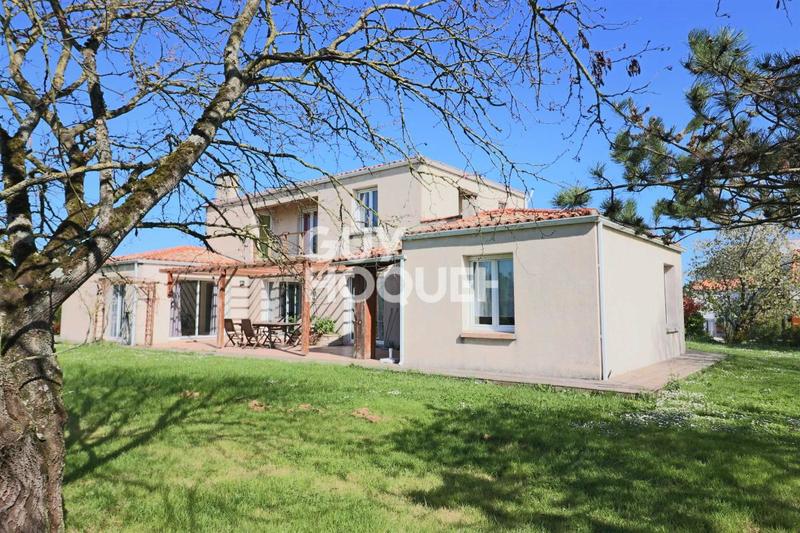 Maison - 240 m² - 7 pièces