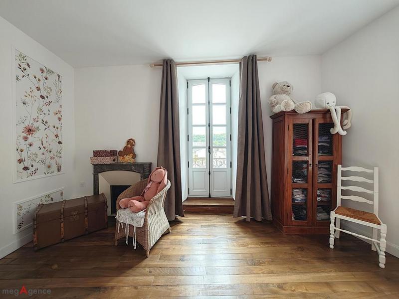 Maison - 225 m² - 9 pièces