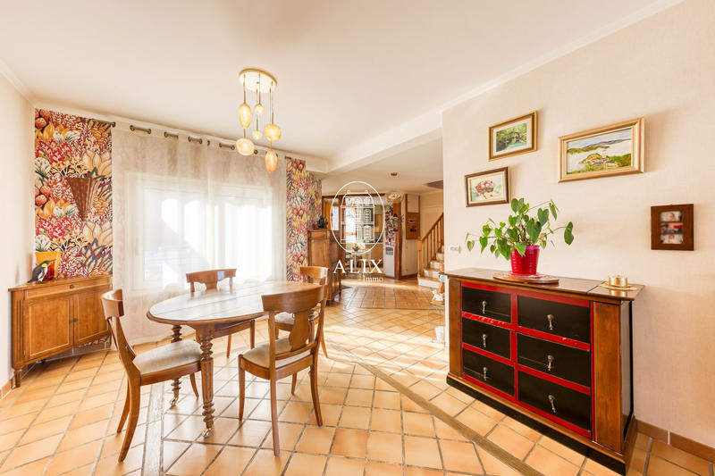 Maison - 224 m² - 9 pièces