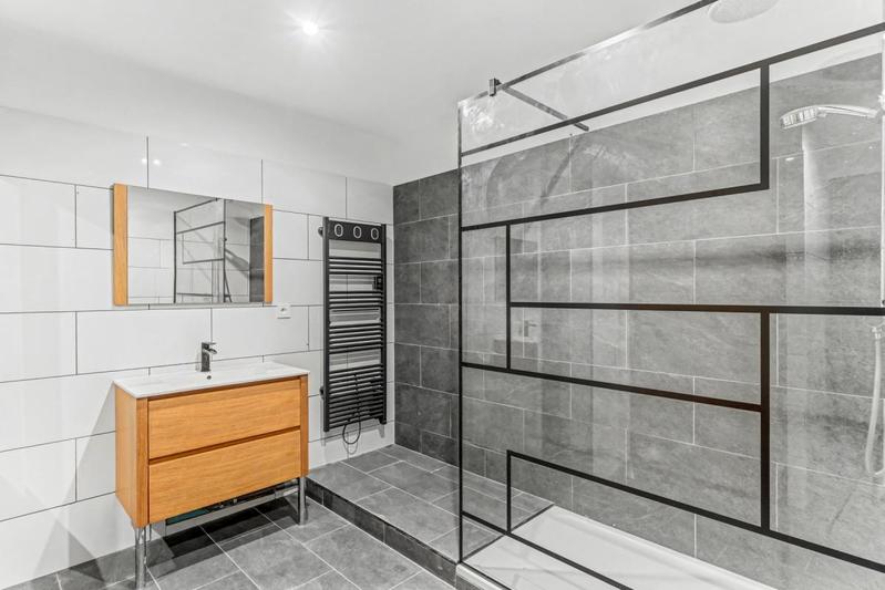 Maison - 247 m² - 8 pièces