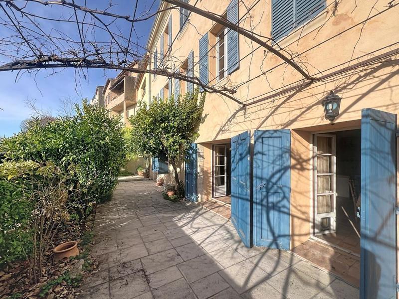 Maison - 360 m² - 8 pièces