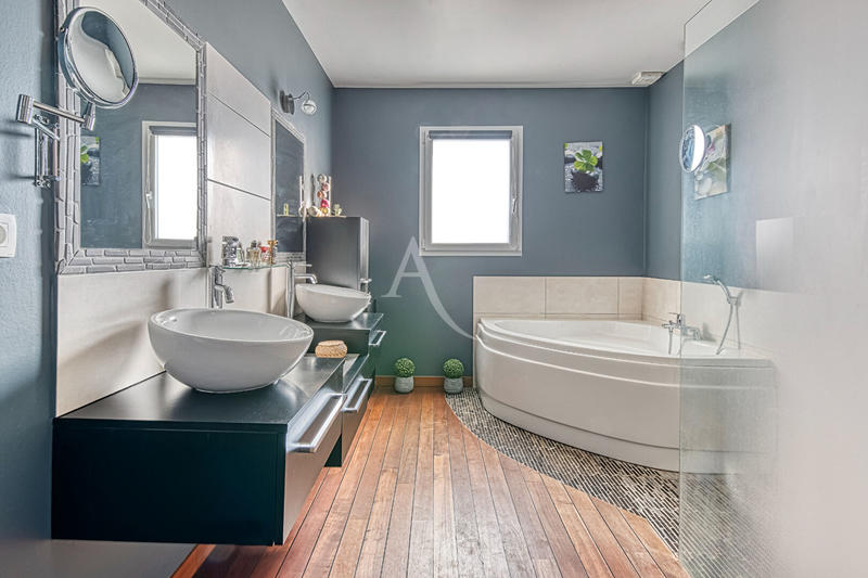 Maison - 181 m² - 6 pièces