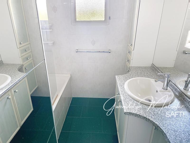 Maison - 121 m² - 8 pièces