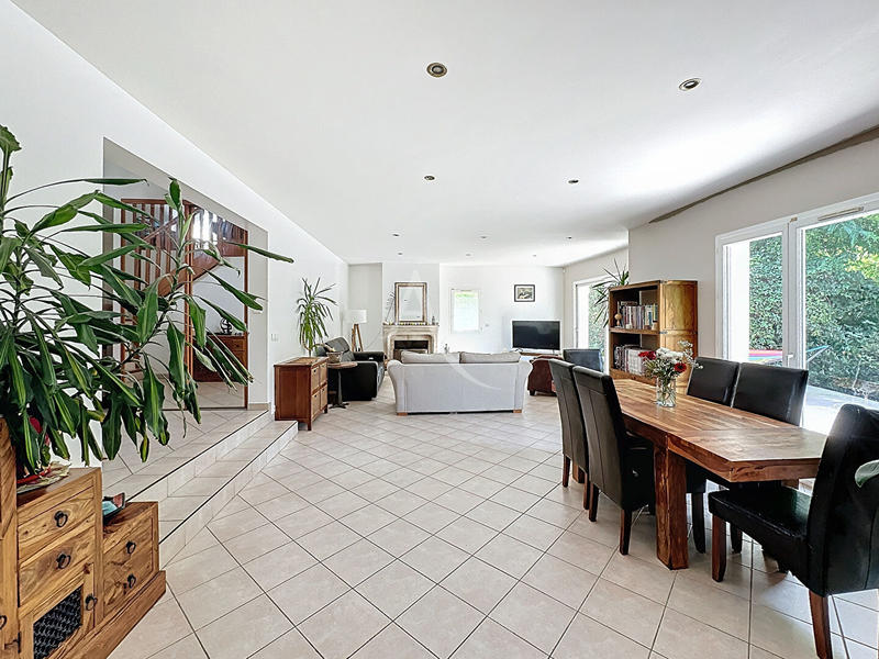 Maison - 240 m² - 7 pièces