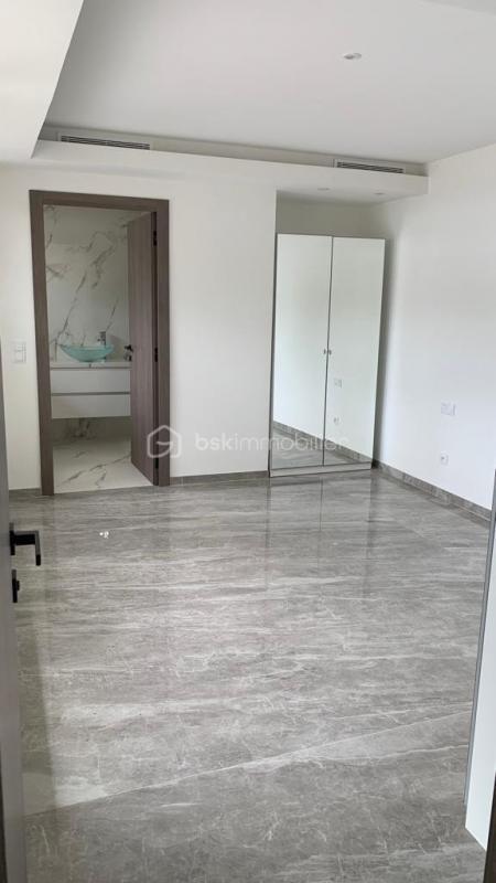 Maison - 370 m² - 7 pièces