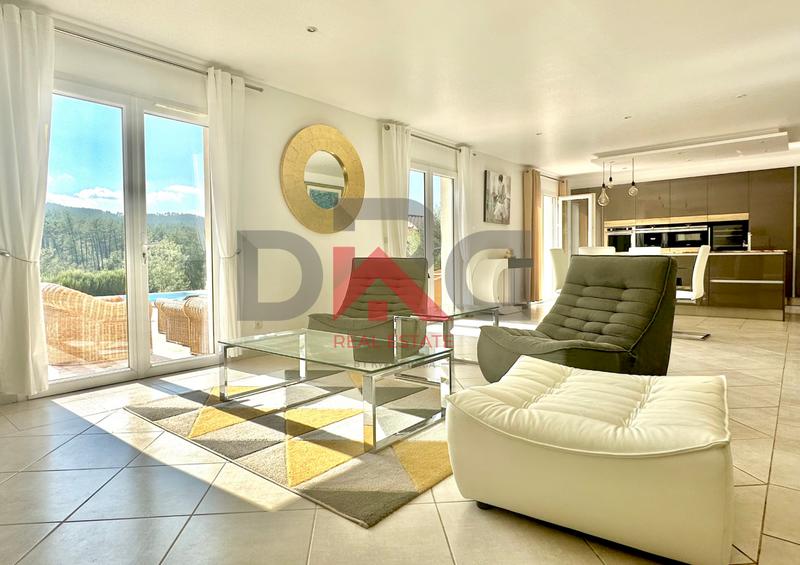 Maison - 226 m² - 7 pièces