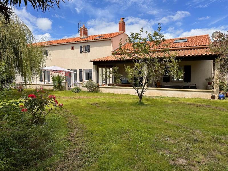 Propriété - 205 m² - 9 pièces