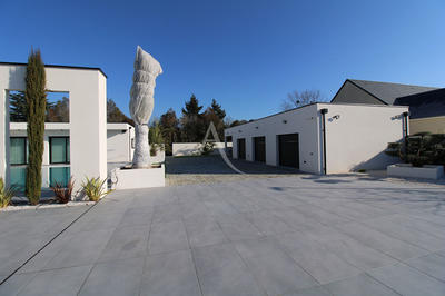 Maison - 330 m² - 11 pièces