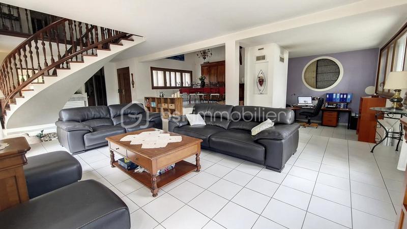 Maison - 225 m² - 9 pièces