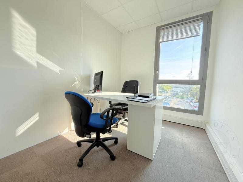 Bureau - 68 m² - 7 pièces