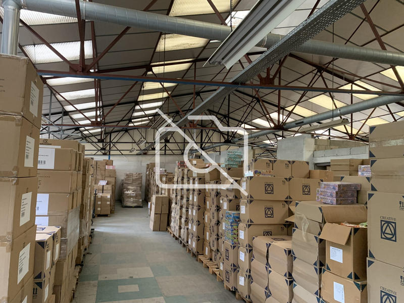 Entrepôt - 1 220 m²