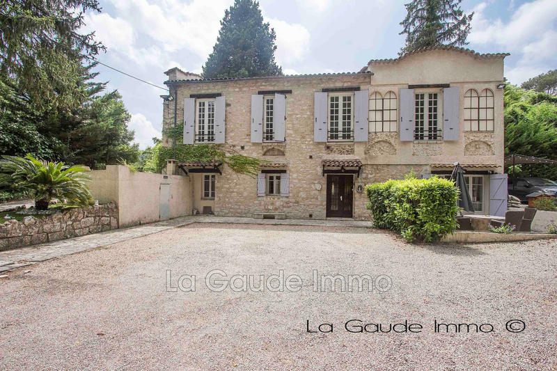 Maison - 269 m² - 9 pièces