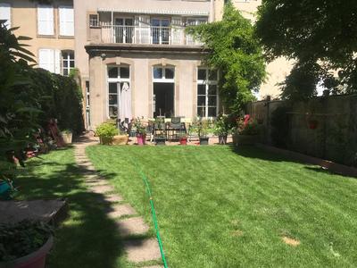 Maison - 385 m² - 9 pièces
