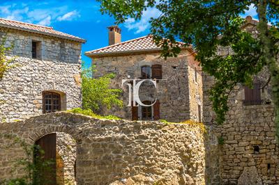 Maison - 305 m² - 14 pièces