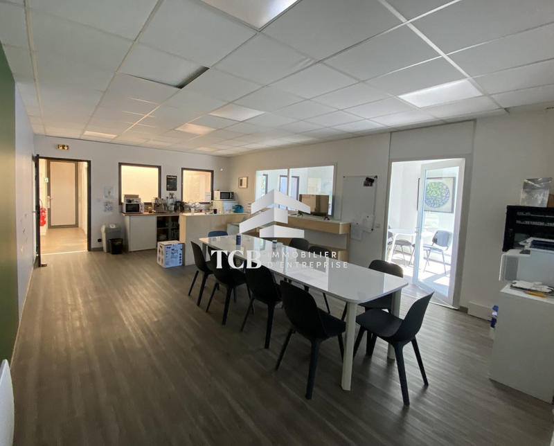 Local d'activités - 916 m²