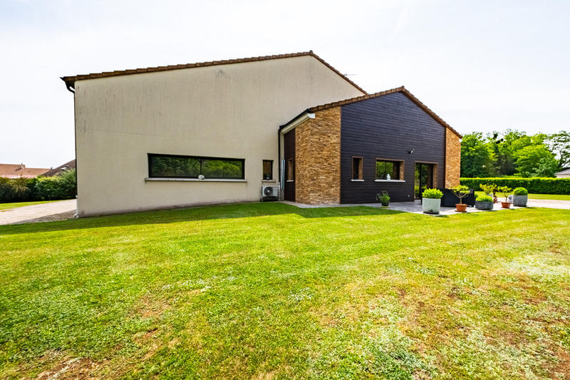 Maison - 230 m² - 8 pièces