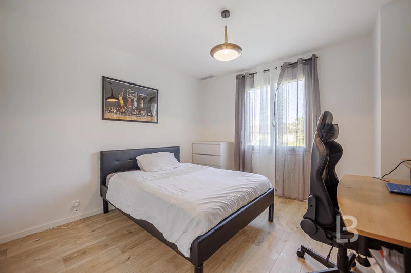 Maison - 240 m² - 8 pièces