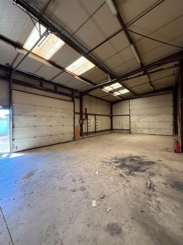 Local d'activité / Entrepôt - 300 m² - 4 pièces
