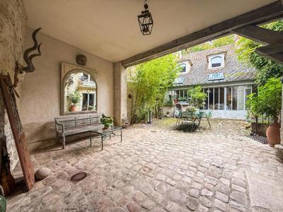 Maison - 280 m² - 10 pièces