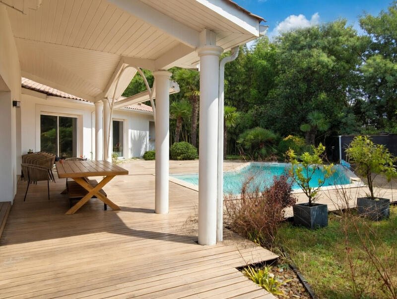 Maison - 220 m² - 7 pièces