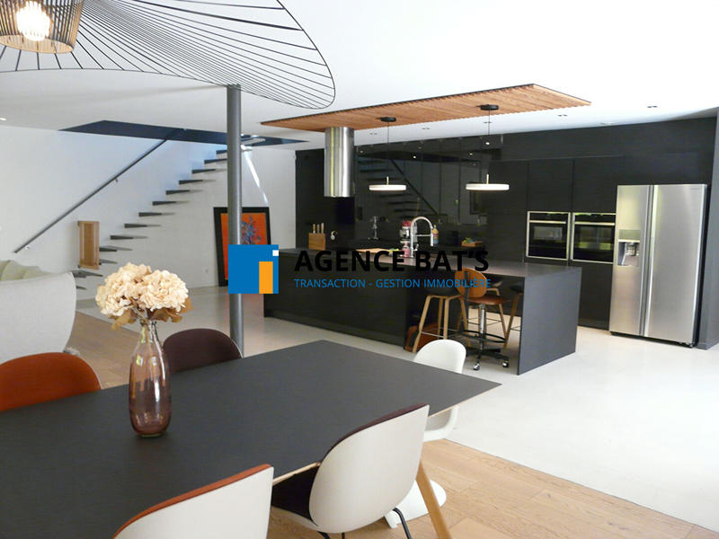 Maison - 247 m² - 7 pièces