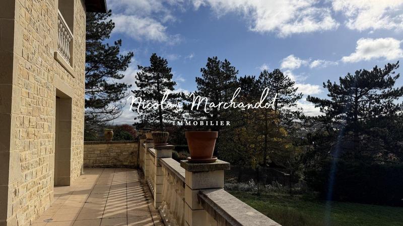 Maison - 285 m² - 8 pièces