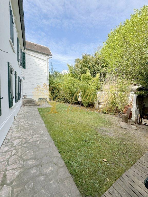 Maison - 209 m² - 8 pièces