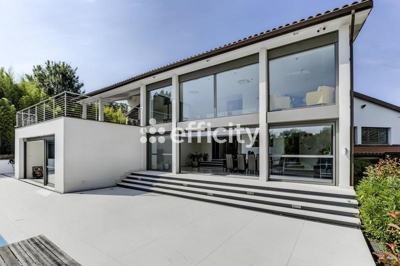 Maison - 393 m² - 10 pièces