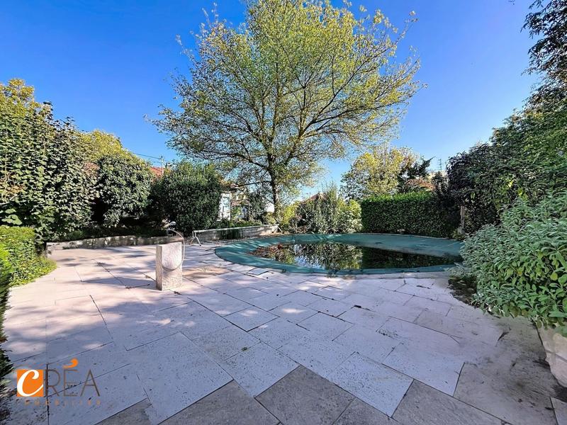 Maison - 215 m² - 8 pièces