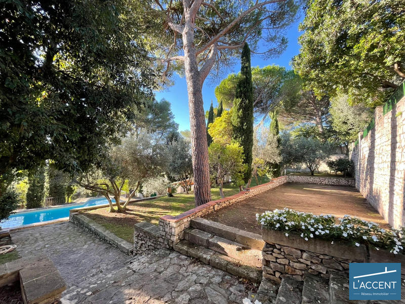 Maison - 375 m² - 15 pièces