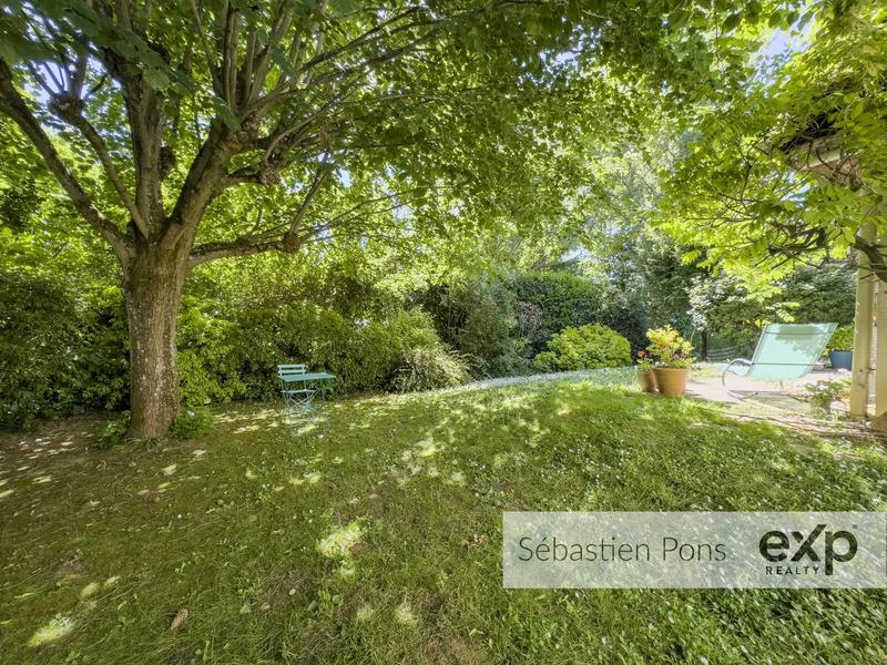 Maison - 230 m² - 8 pièces